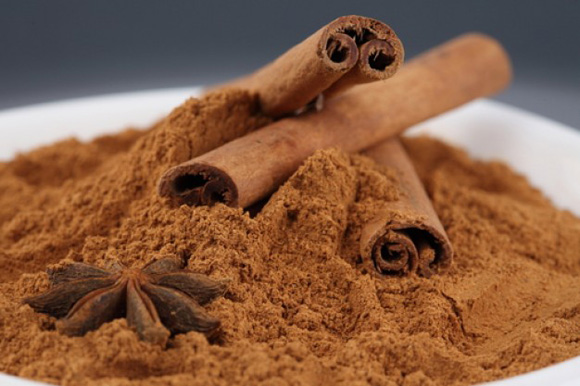 Cinnamon infusions are the stimulating aphrodisiac par excellence; in addition to its exquisite smell, it is ideal for stimulating the blood supply that covers the clitoris. So encouraging this area under the effects of cinnamon can be a rich experience for women.